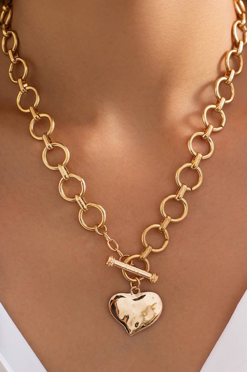 HAMMERED HEART FRONT TOGGLE NECKLACE